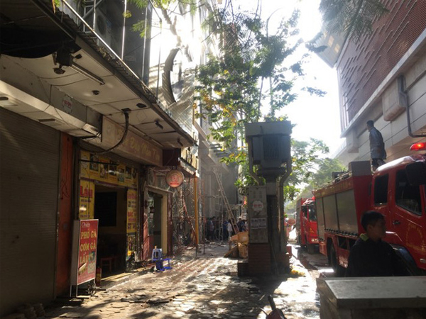 Hà Nội: Cháy dữ dội ở cửa hàng ăn trên phố Hoàng Cầu khiến nhiều người hoảng loạn