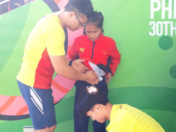 Xúc động hình ảnh nữ VĐV Việt Nam kiệt sức, thở oxy và phải bế lên bục nhận huy chương tại SEA Games 30