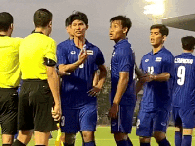 Nhận phạt đền, hậu vệ U22 Thái Lan quát trọng tài: 'Ông là người Việt Nam đúng không?'