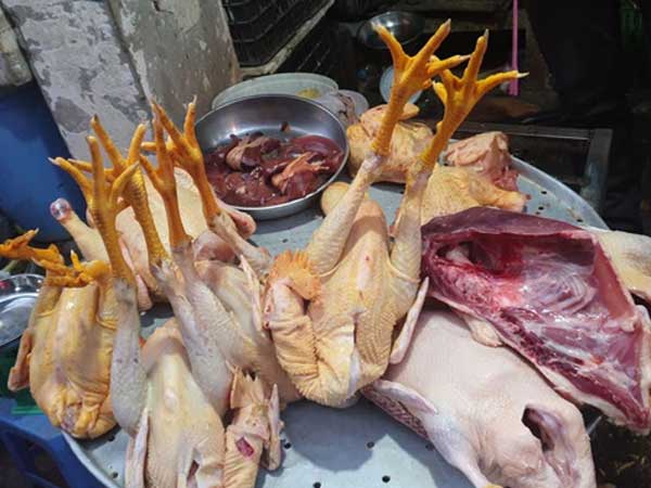 Giá thịt gà ở Hà Nội tăng do 'hùa' theo giá thịt lợn?