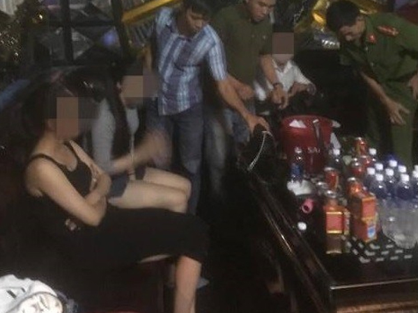 Quảng Nam: Phát hiện nhiều 'chân dài' phê ma túy trong quán karaoke