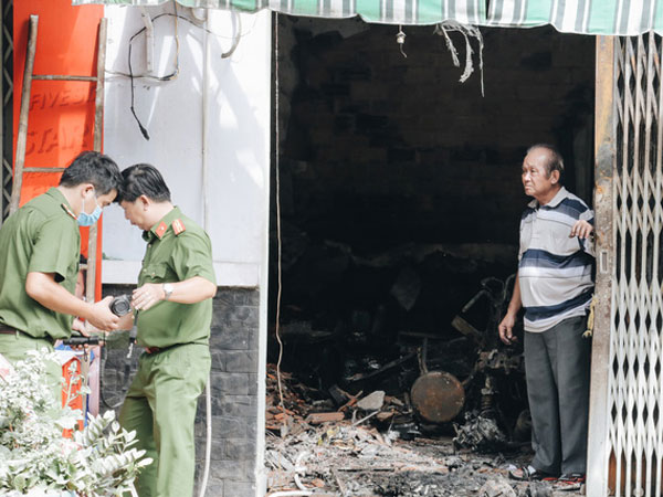 Vụ cháy khiến 3 người trong 1 gia đình tử vong ở Sài Gòn: Người cha đứng lặng người trước hiện trường