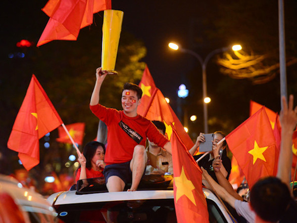 U22 Việt Nam vào chung kết SEA Games 30: Sao Việt vỡ òa, rủ nhau 'đi bão' ăn mừng