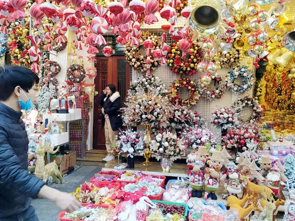 Cây thông Noel và cuộc đua 'ai cao hơn'