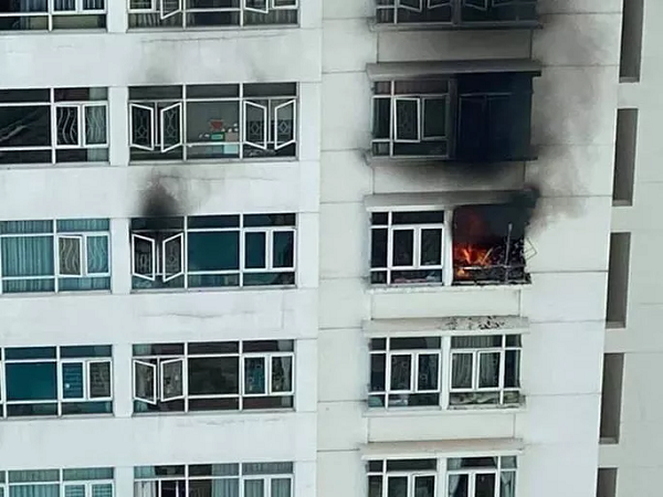 Cháy tầng 12 chung cư Hoàng Anh Goldhouse, nhiều người tháo chạy