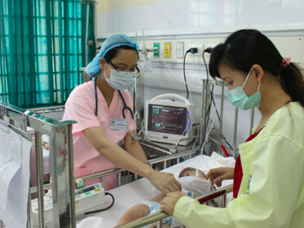 Bác sĩ Nhi vạch rõ sai lầm trầm trọng mẹ hay làm khi con bị loại bệnh dễ gặp trong thời tiết này