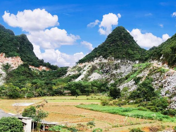 Một nữ phiên dịch viên tử vong do đá lăn trúng người ở Yên Bái
