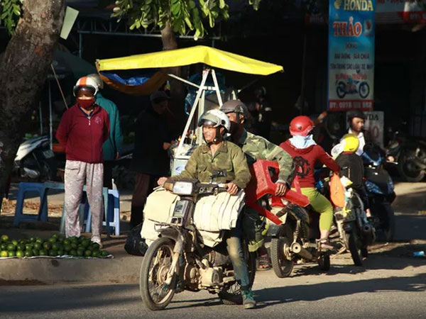 Lênh đênh phận người vượt hàng trăm cây số hái cà phê thuê kiếm Tết