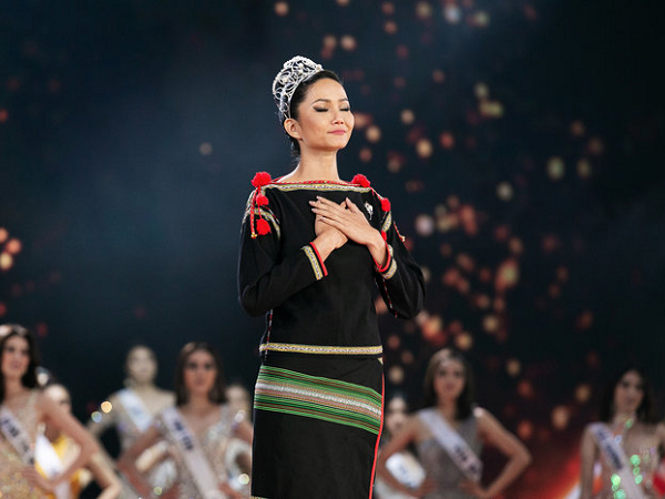 Sao Việt, dân mạng xúc động với hình ảnh H'Hen Niê đi chân trần, mặc trang phục Ê Đê trong giây phút cuối đương nhiệm HHHV Việt Nam
