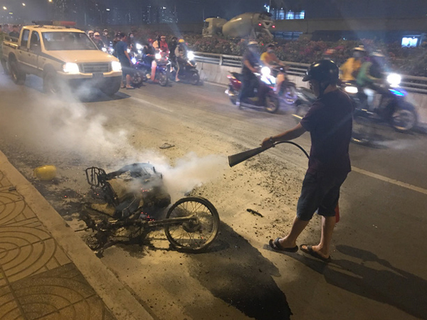 'Đi bão' hết mình sau trận U22 Việt Nam thắng Campuchia, người đàn ông hết hồn vì xe máy đột nhiên cháy rụi chỉ còn trơ khung