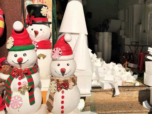 Tất bật 'nặn' người tuyết dịp Noel, người dân phố cổ thu chục triệu mỗi ngày