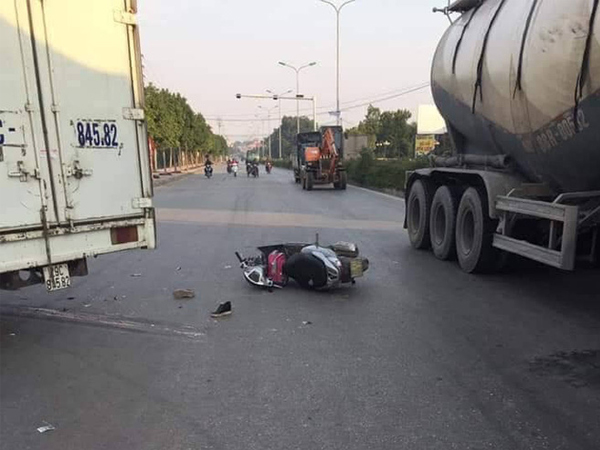 Hà Nội: Xe máy va chạm với xe tải khiến mẹ tử vong, con gái 6 tuổi chấn thương sọ não