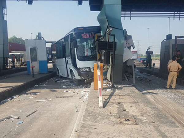 Xe khách tông vào trạm thu phí trên cao tốc Trung Lương, nhiều hành khách hoảng loạn