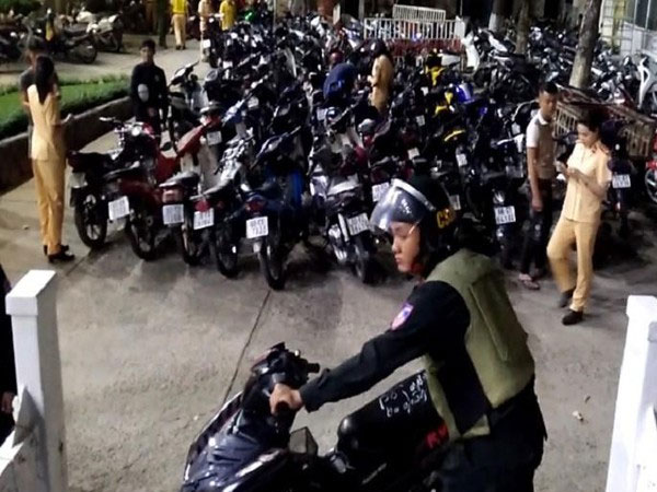 Tạm giữ hơn 200 xe máy 'đi bão' sau chiến thắng của U22 Việt Nam