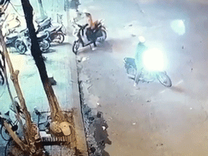 Video: 'Chân dài' phá khóa, trộm SH chỉ trong 3 giây ngay giữa phố Hà Nội
