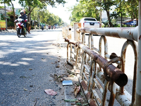 Chùm ảnh: Những 'cái bẫy' chết người từ dải phân cách hư hỏng ở Ninh Thuận
