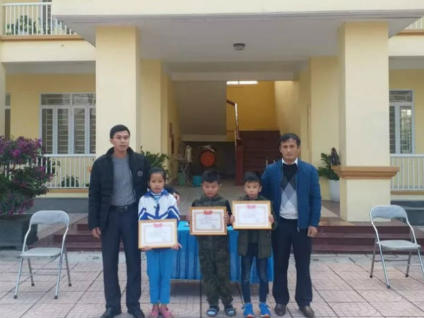 Hà Tĩnh: Khen thưởng 3 học sinh tiểu học nhặt được của rơi tìm người trả lại