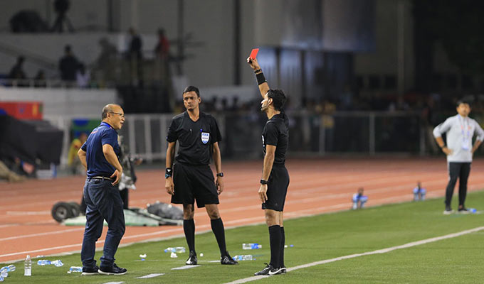 Vì sao HLV Park Hang-seo nhận thẻ đỏ trong trận chung kết SEA Games?