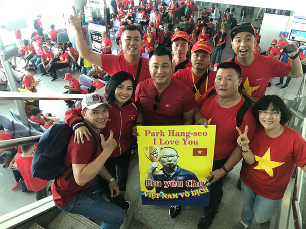 Phương Thanh, Lý Hùng, Nhật Cường hòa chung màu áo đỏ cùng hàng trăm CĐV Việt Nam tại sân bay sang Philippines chuẩn bị chung kết SEA Games 30