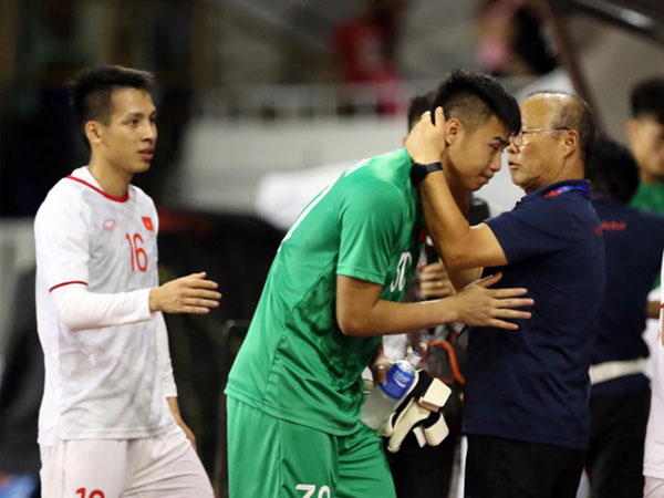 Mẹ thủ môn Văn Toản tâm sự trước trận chung kết: 'Toản từng ở nhà làm nhôm kính mấy tháng sau đó mới thi đấu ở SEA Games 30'