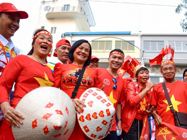 Cổ động viên Việt Nam 'nhuộm đỏ' sân Rizal Memorial