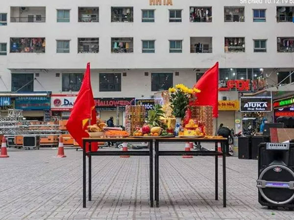 Hà Nội: Cư dân chung cư cúng xôi gấc, gà luộc cầu may cho U22 Việt Nam giành chức vô địch