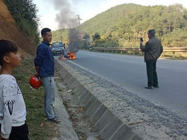 Phú Thọ: Bị kiểm tra giấy tờ, nam thanh niên đốt xe máy trước mặt CSGT
