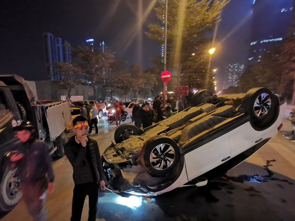 Honda CRV lật ngửa trên phố Hà Nội đúng lúc dòng người đổ ra đường ăn mừng chiến thắng U22 Việt Nam