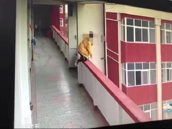 Nữ sinh lớp 9 nhảy lầu tự sát sau khi bị phát hiện hút thuốc trong nhà vệ sinh