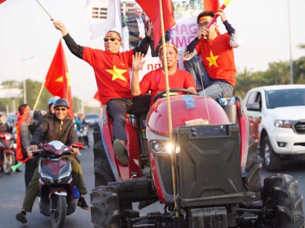Chùm ảnh: Người dân lái cả máy cày ra Nội Bài háo hức đón 2 đội tuyển