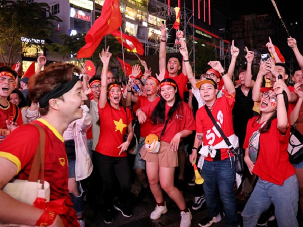 VIDEO: Hàng nghìn CĐV ăn mừng ở Sài Gòn mừng U22 Việt Nam vô địch SEA Games 30