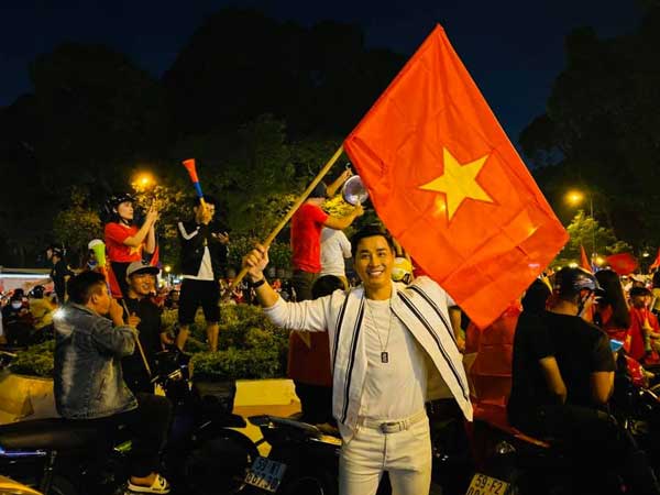 Sao Việt xuống đường 'đi bão' ăn mừng U22 Việt Nam vô địch SEA Games
