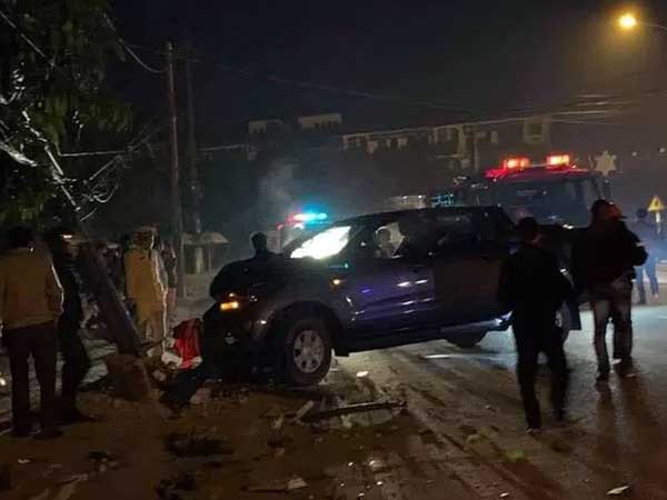 Hà Tĩnh: Ra đường ăn mừng U22, xe ô tô đâm gãy cột điện khiến hai người nhập viện