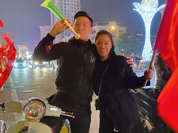 Vợ chồng Tiến Dũng - Khánh Linh cũng lao ra đường đi bão mừng Việt Nam vô địch, CĐV thì thắc mắc: 'Ai ở nhà trông con?'