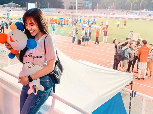 Không chỉ có người yêu Văn Hậu, bạn gái xinh như hot girl của Hoàng Đức cũng thu hút sự chú ý khi ra sân cổ vũ bạn trai