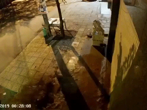 Video: Đường ống nước nổ tung, cả người và xe máy cùng lao xuống hố sâu