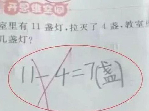 Thấy con làm phép toán '11 - 4 = 7' bị giáo viên đánh giá sai, phụ huynh phẫn nộ đến trường thì nhận được câu trả lời bất ngờ này