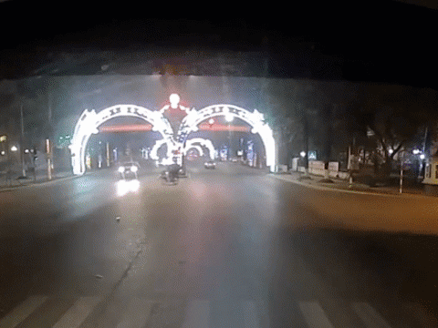 Video: Ô tô vượt đèn đỏ, tông gục xe máy kẹp 3 ngay ngã tư