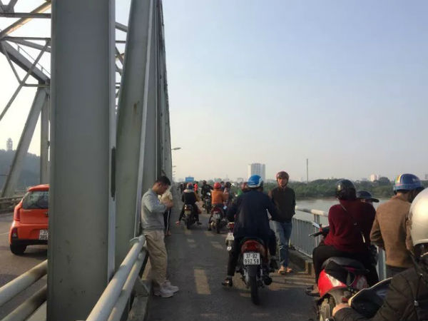 Bỏ lại xe máy, nam thanh niên nhảy cầu Bến Thủy tự tử