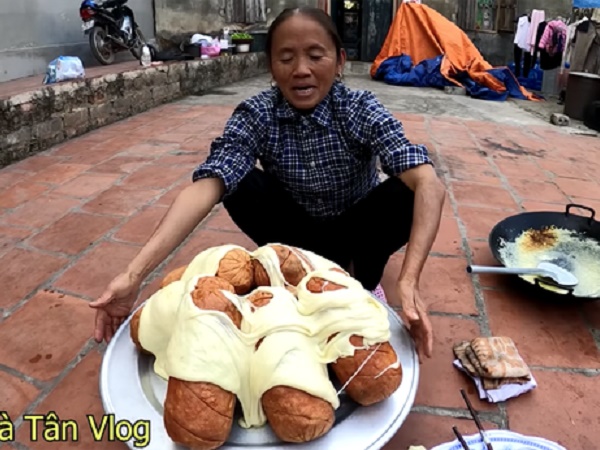Quay trở về tiếp tục làm món 'siêu to khổng lồ', xúc xích phô mai của bà Tân có lẽ cũng phải người khổng lồ mới cắn nổi
