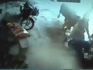 Video: Bò nổi điên lao vào tấn công 2 "kẻ giết người" để cứu mạng cô gái trẻ