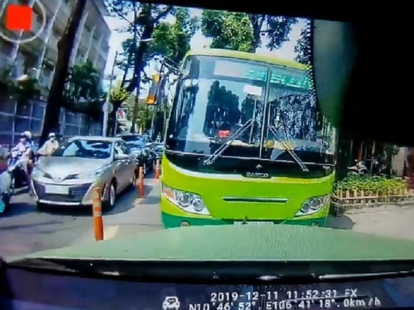 Video: Xe buýt 'ngổ ngáo' lao ngược chiều trên phố Sài Gòn
