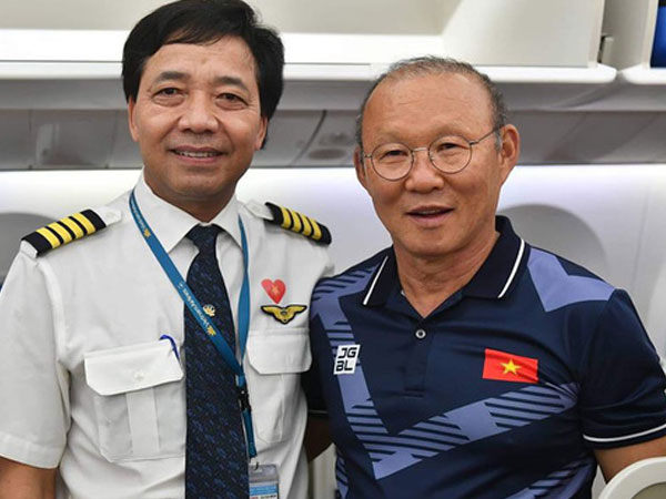 Cơ trưởng chuyến bay chở các nhà vô địch kể những chuyện lạ