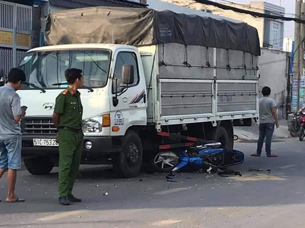 Bị cướp giật điện thoại, cha và con gái 22 tuổi ngã vào xe tải chấn thương nặng