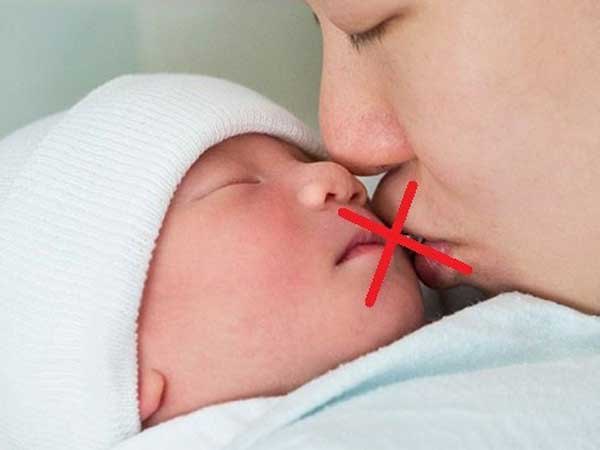 Sự thật về 'lời nguyền': 'Ôm hôn có thể khiến trẻ tử vong'