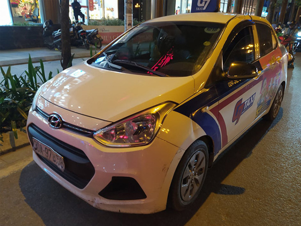 Tài xế taxi G7 tắt điện thoại, lặn mất tăm sau khi gây tai nạn