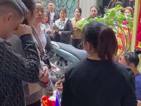 Bún ngan Nhàn nổi tiếng với thương hiệu 'bún chửi' khiến khách hàng nổi đóa, suýt ẩu đả với nhân viên xấc xược, thái độ của chủ quán mới thật khó hiểu