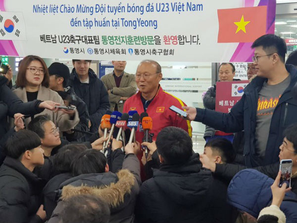 Báo chí Hàn Quốc đứng chật ở sân bay, săn đón U22 Việt Nam và HLV Park Hang-seo