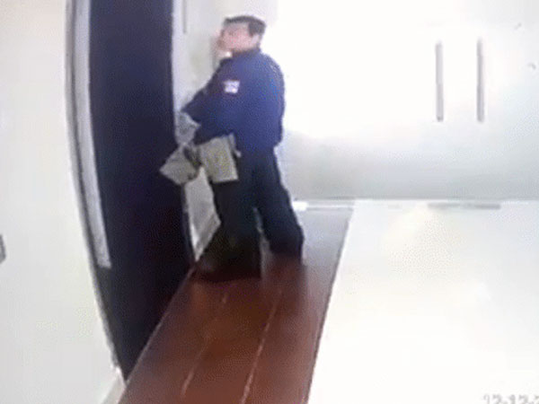 Người đàn ông vô tư tiểu bậy ngay trong hành lang chung cư cao cấp khiến cộng đồng mạng bức xúc