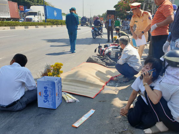 Người đàn ông quỳ khóc bên thi thể vợ bị xe đầu kéo cán tử vong giữa trưa